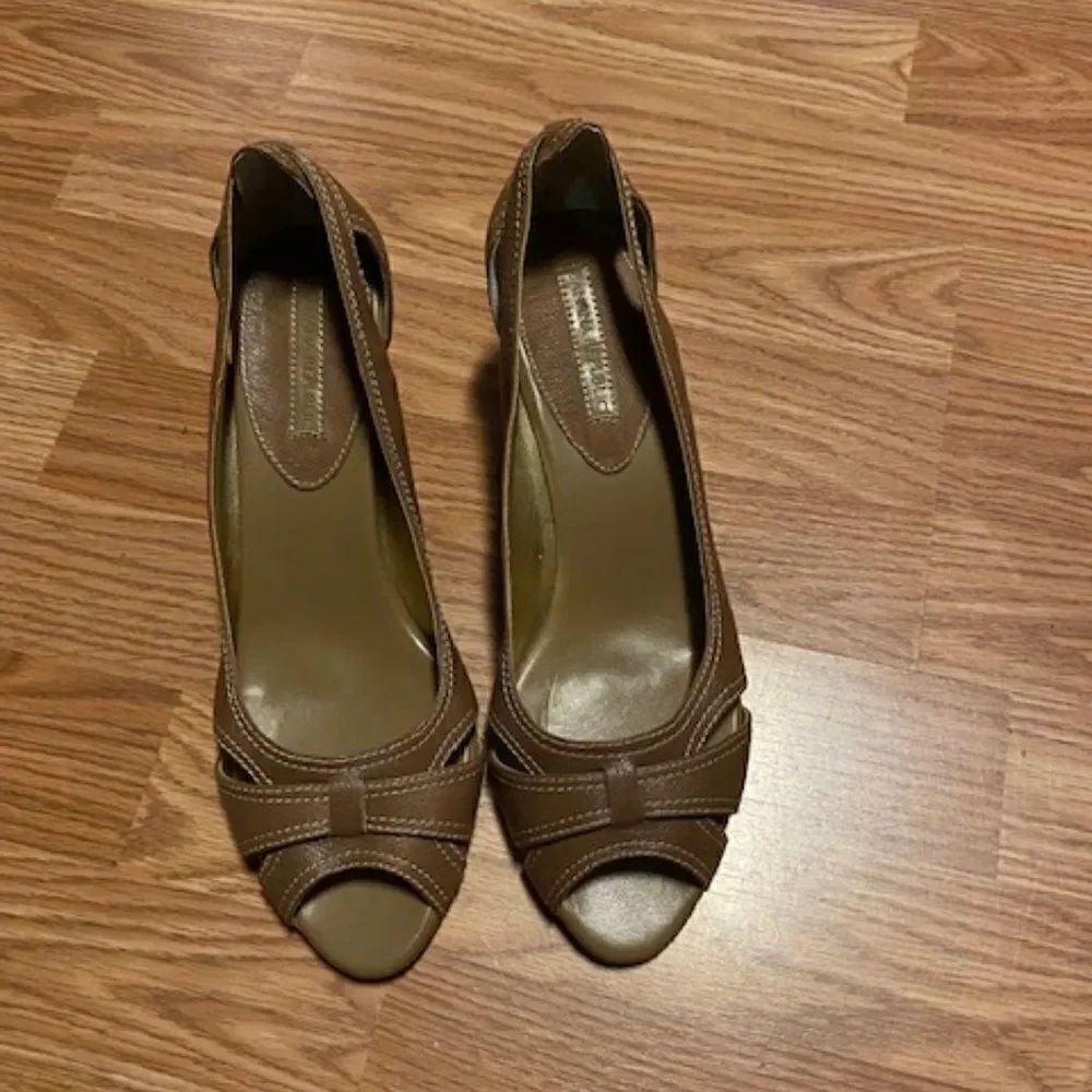 Banana Republic Taupe Heels, size 11M
